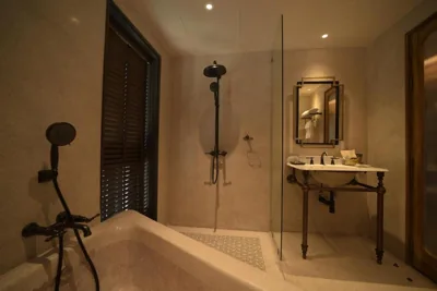 Camera King — Hotel Verdigris